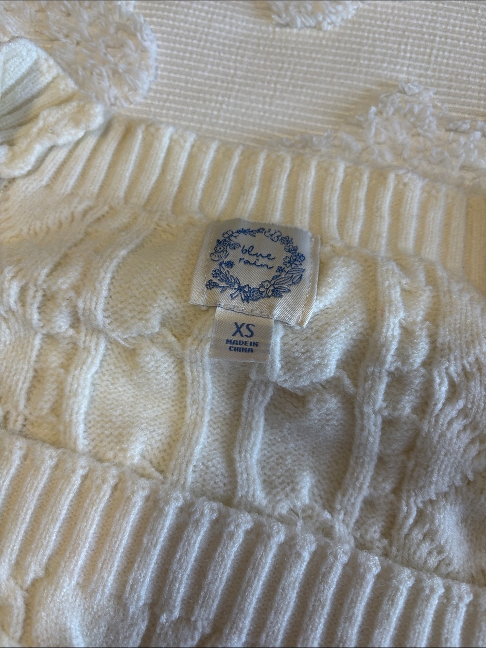 Classic Cable-Knit White Women's Sweater - Picture 2 of 7